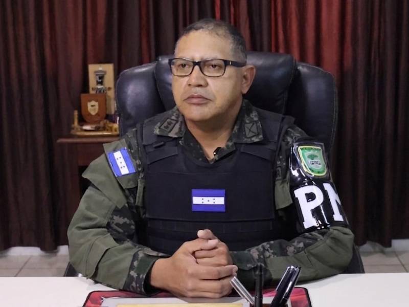 Teniente coronel Edwin Hernández realiza declaraciones al equipo de Pet News desde su despacho, ampliando información correspondiente a su unidad