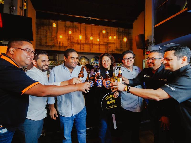 Representantes de Cervecería Hondureña lideraron el emotivo homenaje durante el evento.