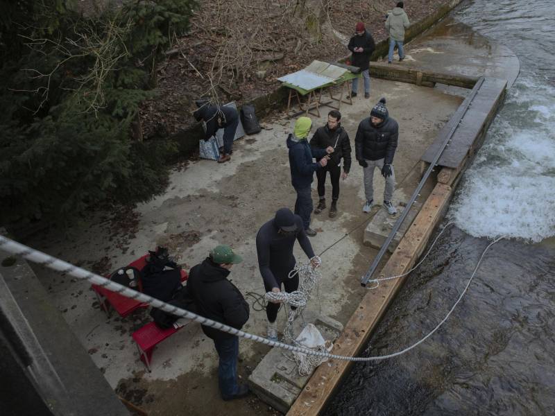 Preparing to submerge a 20-foot metal pole into the Munich creek on Feb. 4, 2026, in an attempt to recreate the wave once surfed for many years. For decades, enthusiasts rode the cresting Eisbach creek, some 200 miles from the nearest coast before a dredging made the caused the wave to disappear.