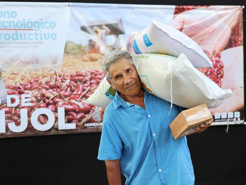 Pequeños y medianos productores rurales reciben insumos agrícolas, equipos de riego y asistencia técnica.