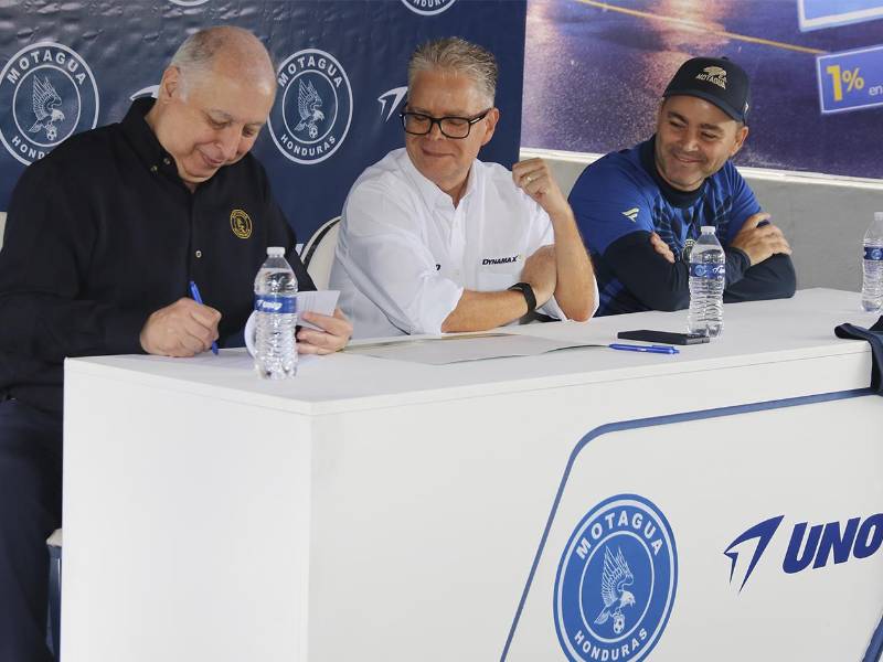José Eduardo Atala, presidente del Club Deportivo Motagua durante la firma de la alianza impulsando el crecimiento del fútbol hondureño.