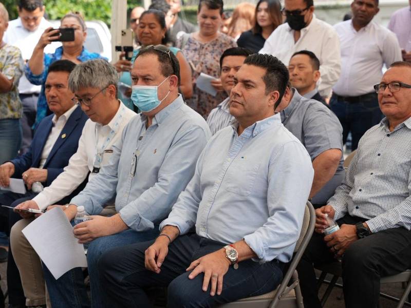 Autoridades de la AMDC, UMAPS y JICA durante el lanzamiento del proyecto piloto de modernización del sistema de agua potable en la capital.