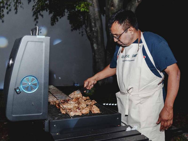 Emprendedores participantes prepararon diferentes cortes de carne a la parrilla, deleitando a los asistentes con sabores y propuestas que formaron parte de la experiencia gastronómica.