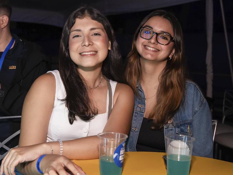 Clientes disfrutando de una experiencia musical única en la gira regional organizada por las tres marcas.