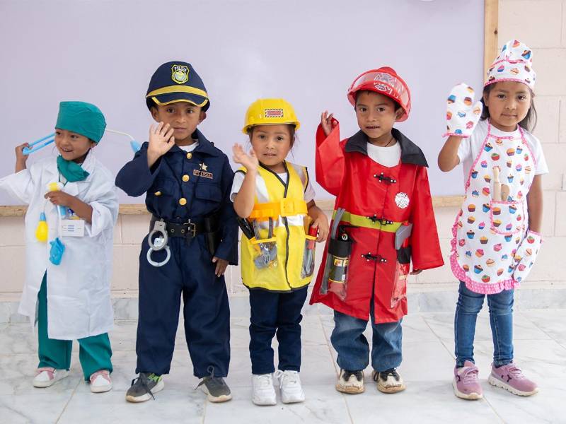 Niños y niñas de la comunidad Buena Vista disfrutan de las nuevas instalaciones diseñadas para su aprendizaje.