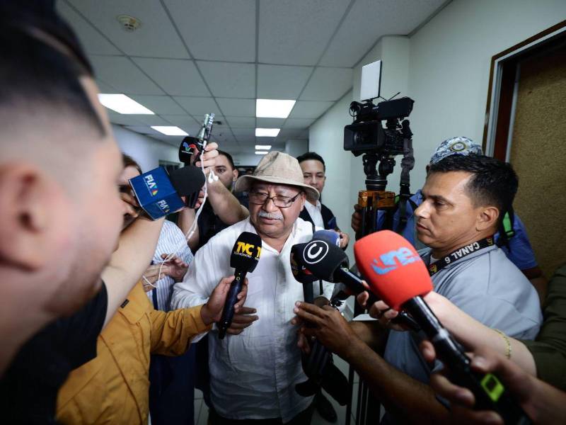 El sacerdote jesuita Ismael Moreno, una de las voces más críticas y constantes en la exigencia de justicia por el asesinato de Juan López, acudió a la audiencia inicial.