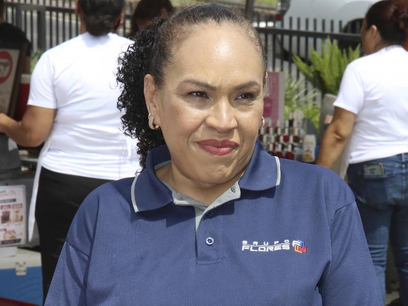 Carlota Figueroa, gerente de Responsabilidad Social de Grupo Flores, destacó el compromiso de la empresa con el desarrollo integral de sus colaboradores y sus familias.