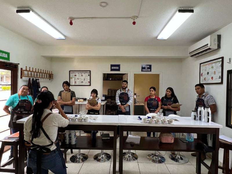 Mary Portillo, directoria e instructora de Capucas Coffee Academy, formando nuevas generaciones en el sector cafetalero.