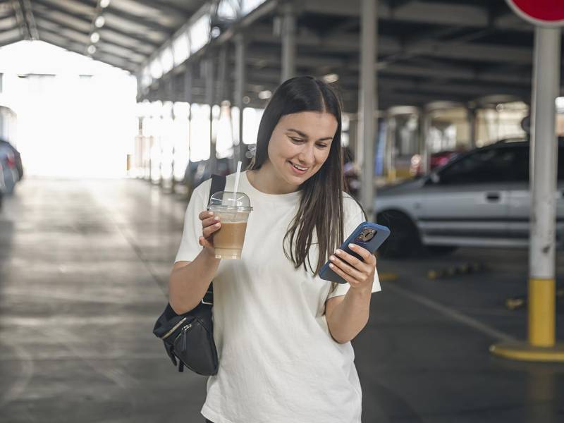 Usuario seleccionando a su conductor manualmente desde Sazz®.