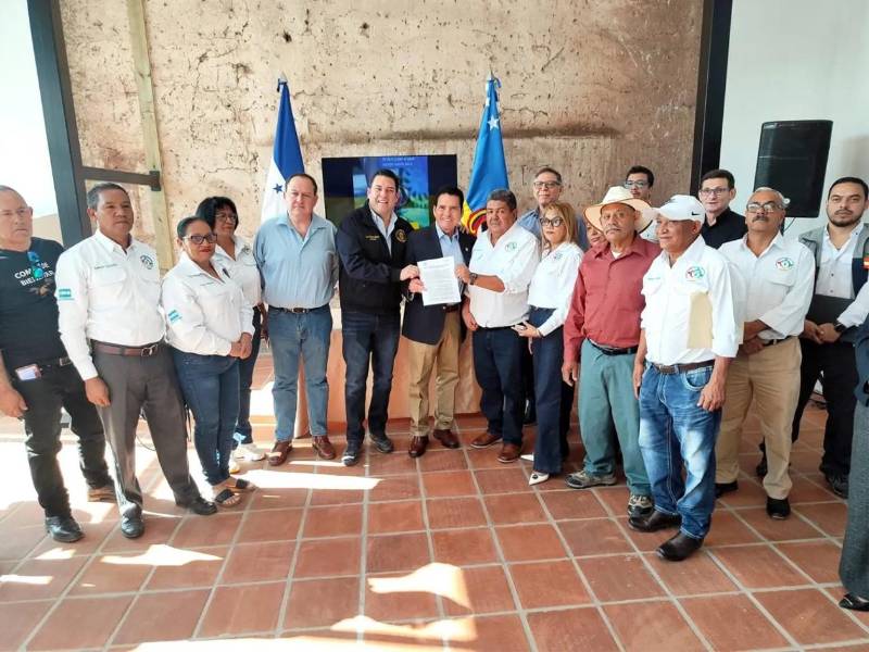 La AMDC y AJJAASFRAM consolidan una alianza estratégica que busca transformar la gestión del agua en el Distrito Central, fortaleciendo a las juntas comunitarias como actores clave para ampliar la cobertura, mejorar la calidad del servicio y garantizar un acceso más equitativo.