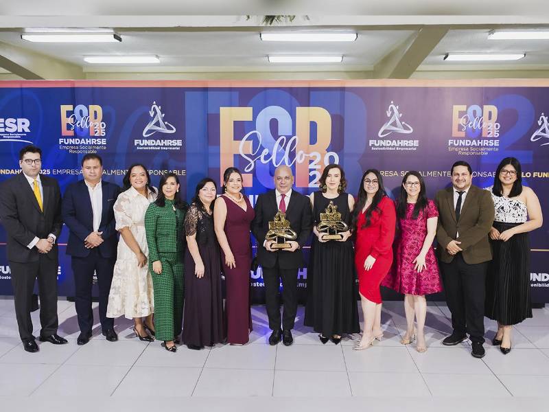 Representantes de Elektra, Banco Azteca y Fundación Azteca Honduras celebran la obtención del Sello Fundahrse de Empresa Socialmente Responsable 2025, reafirmando su compromiso con el desarrollo sostenible del país.