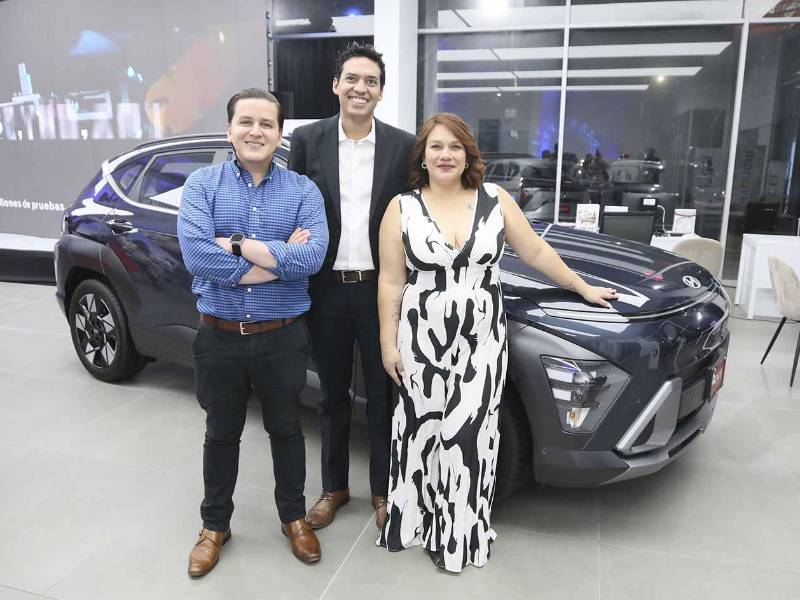 Ejecutivos de Excel y Hyundai presentan oficialmente la renovada sucursal en Tegucigalpa durante un evento especial con invitados y medios de comunicación.