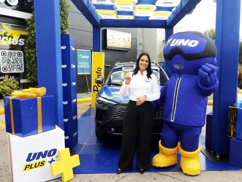 Millie Cano, gerente de Marca de Gasolineras UNO, destaca el compromiso de UNO y Pronto de ofrecer más beneficios a sus clientes durante la temporada navideña, mediante una promoción que combina grandes premios y oportunidades para ganar puntos al instante.