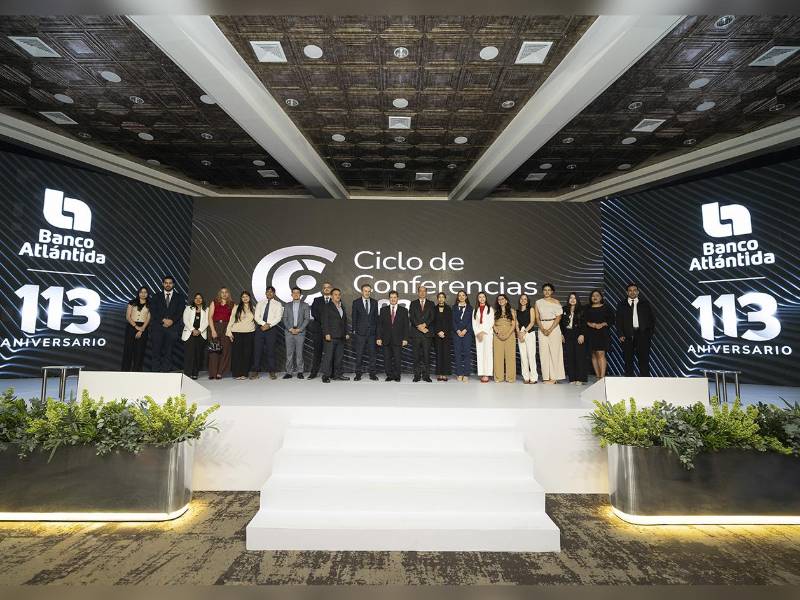 Autoridades de Banco Atlántida junto a los conferencistas invitados durante el ciclo “Perspectivas Económicas: Honduras 2026” realizado en Tegucigalpa.