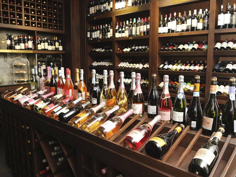 Vista interior de la tienda, que ofrece más de 150 marcas de licores y vinos premium.