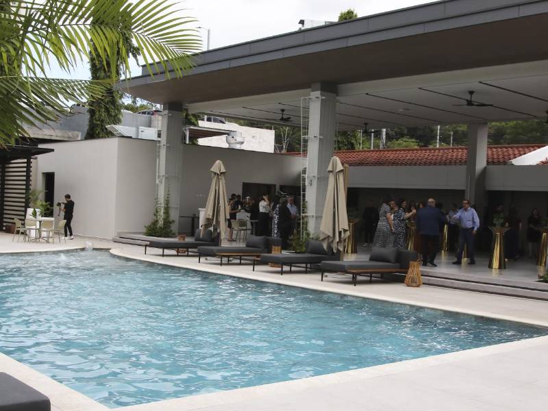La renovada área de piscina ofrece un ambiente ideal para el descanso y la recreación, convirtiéndose en un espacio pensado para que huéspedes y visitantes disfruten momentos de relajación en un entorno moderno y acogedor.