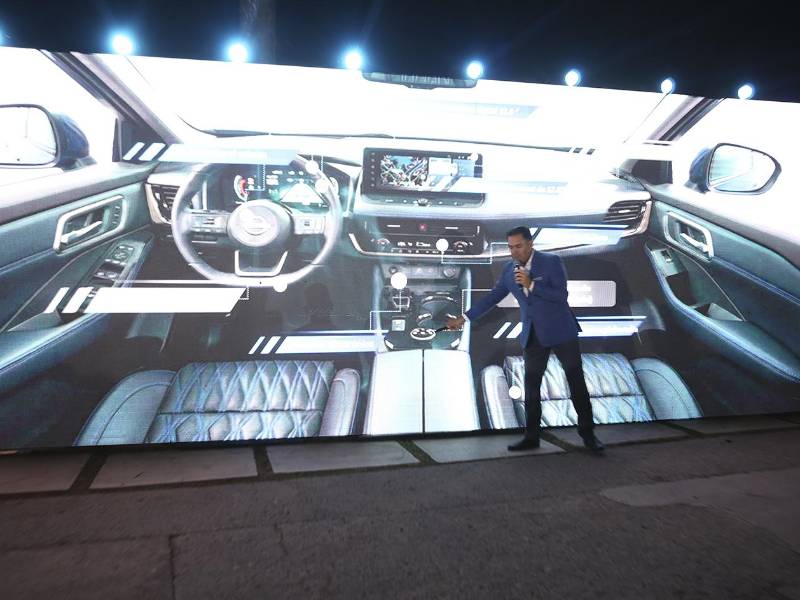José Roberto Renderos explica las principales innovaciones tecnológicas de la nueva Nissan X-Trail e-POWER durante su presentación.