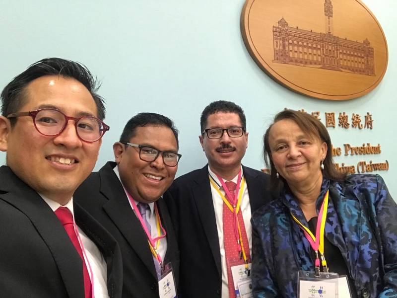 La periodista olanchana en una visita a Taiwán junto a una delegación de colegas.