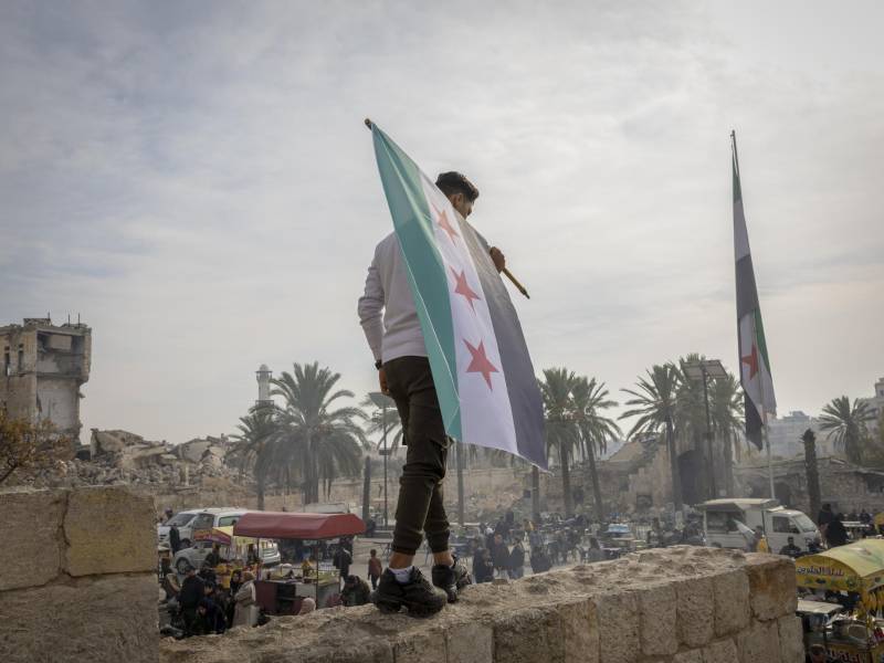 Gente celebra la caída del régimen de Bashar al-Assad frente a la ciudadela en Alepo, Siria, el 11 de diciembre.