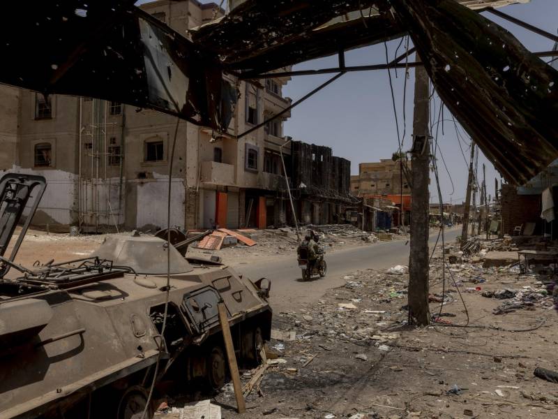 En abril, soldados sudaneses atravesaron un mercado destruido en la capital de Sudán, Jartum.