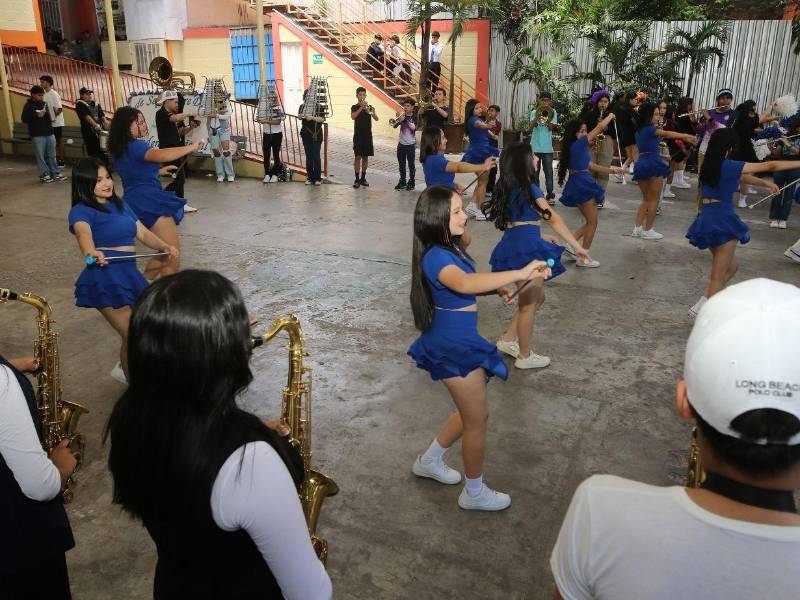 La banda marcial del Instituto Santa Mónica afina su música y ritmo, preparando un espectáculo que reflejará la tradición hondureña.