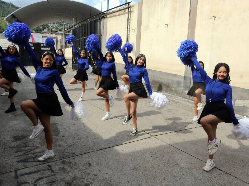 Estudiantes de entre 12 y 16 años conforman las agrupaciones que rendirán homenaje a la patria el 15 de septiembre.