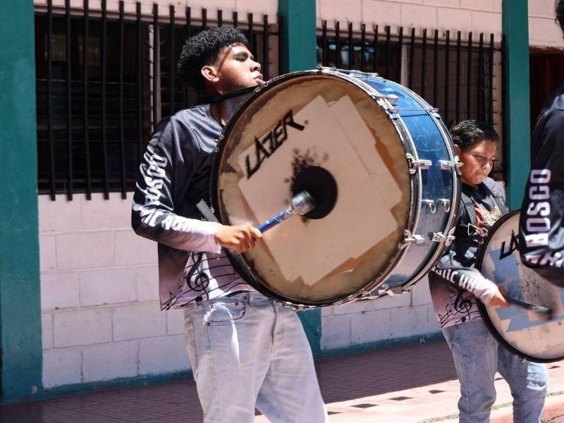 La banda de guerra del Instituto San Juan Bosco, integrada por 52 estudiantes, perfecciona su repertorio de 35 canciones para engalanar las calles de Tegucigalpa.