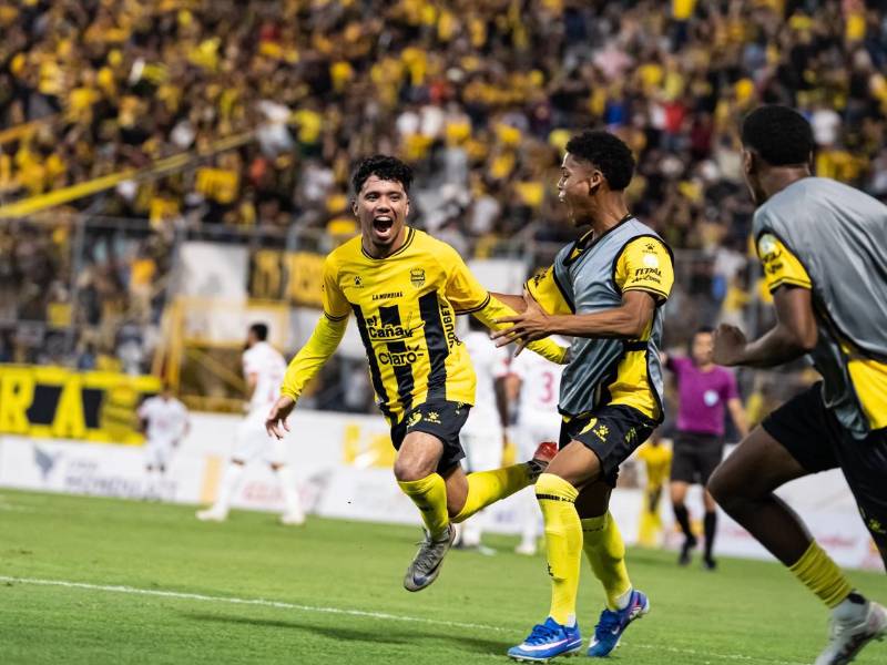 Real España desenmascara a Olimpia en el Morazán y sigue con la ilusión de estar en la final