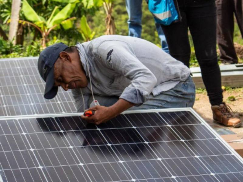 La Ley de Justicia Energética contempla beneficios tributarios para los hogares que adquieran e instalen sistemas solares para uso residencial.