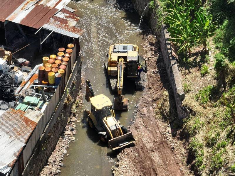 Maquinaria pesada realiza labores de limpieza y mitigación en zonas vulnerables de la capital como parte de las acciones preventivas ante la temporada de lluvias.