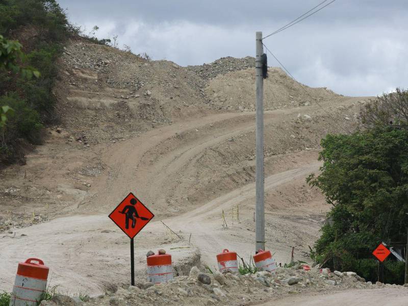 Las obras del libramiento de la salida al sur permanecen paralizadas desde hace siete meses debido a la falta de liberación del derecho de vía.