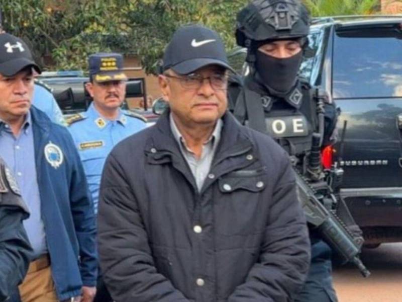 Midence Oqueli Martínez Turcios, exdiputado hondureño, al momento de ser extraditado hacia Estados Unidos desde Tegucigalpa en 2023, acusado por delitos relacionados con el narcotráfico.