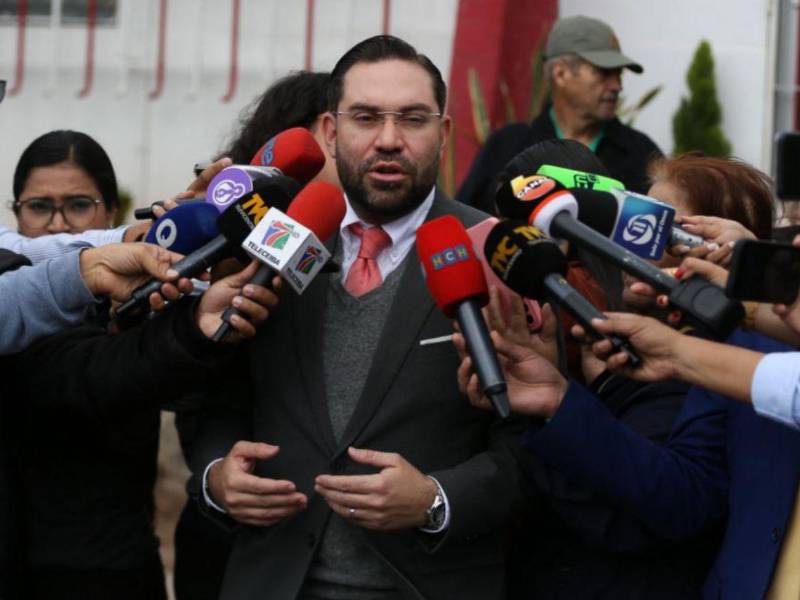 El Consejo Nacional Electoral entregó este martes la credencial de diputado a Jorge Cálix.