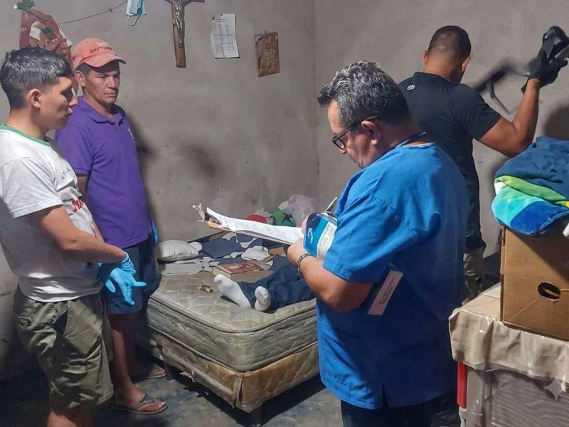 Los cuerpos de los dos hombres asesinados,fueron levantados por los familiares y los trasladaron a sus viviendas sin autorización de las autoridades competentes.