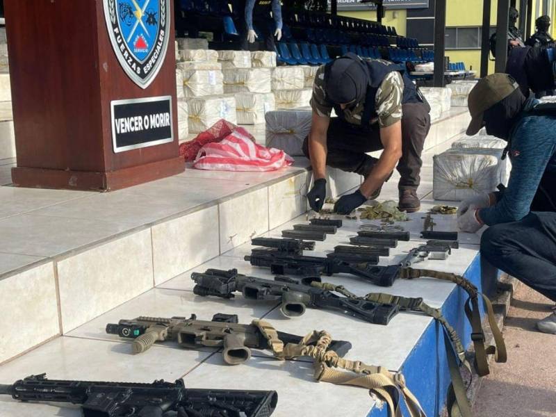 Las armas de fuego, municiones y equipo balístico fueron decomisados durante el operativo contra estructuras dedicadas al narcotráfico en El Progreso, Yoro.