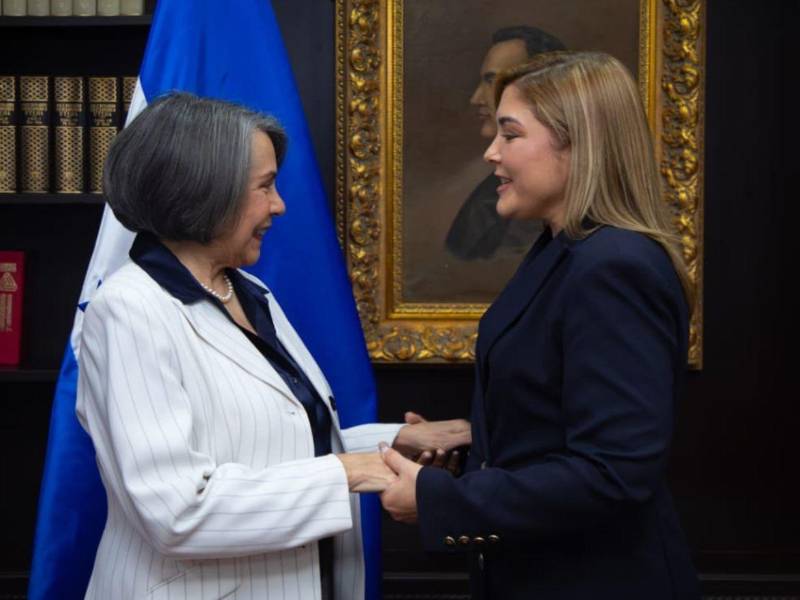 La canciller Mireya Agüero juramentó a Ana Paola Hall como embajadora de Honduras ante el Reino de España.