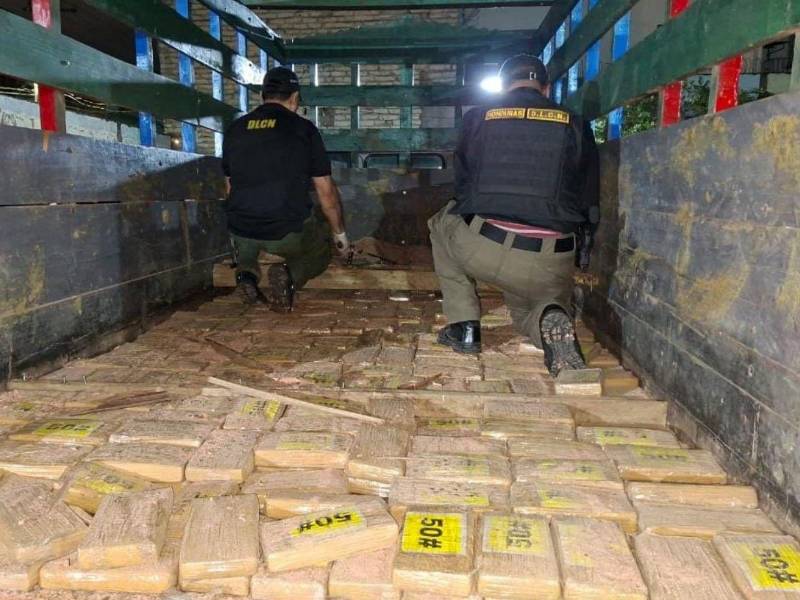 El cargamento de 520 kilos de presunta cocaína decomisado en Güinope, El Paraíso, permanece bajo custodia de las autoridades como evidencia del operativo.