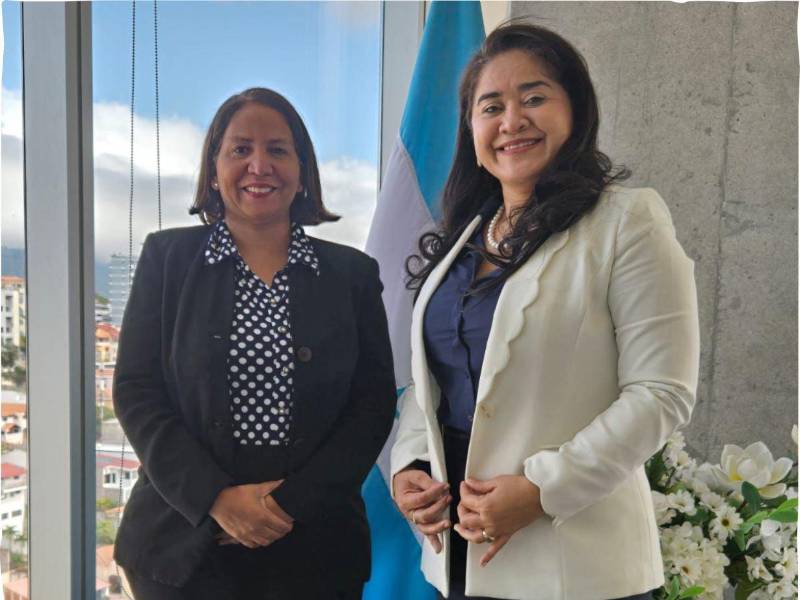 La representante de la FAO en Honduras, Fátima Espinal, y la designada presidencial, Diana Herrera, durante el diálogo sobre el fortalecimiento del SINASAN para enfrentar el hambre en el país.