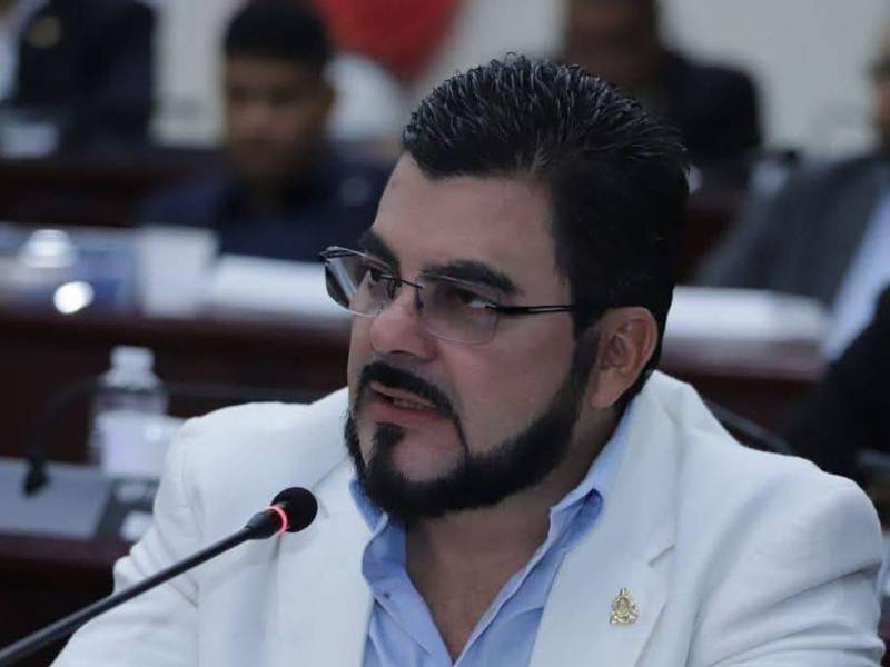 Marco Eliud Girón, exdiputado del partido Libre, aparece realizando funciones médicas en el Hospital San Felipe, caso que fue cuestionado públicamente por la doctora Suyapa Figueroa