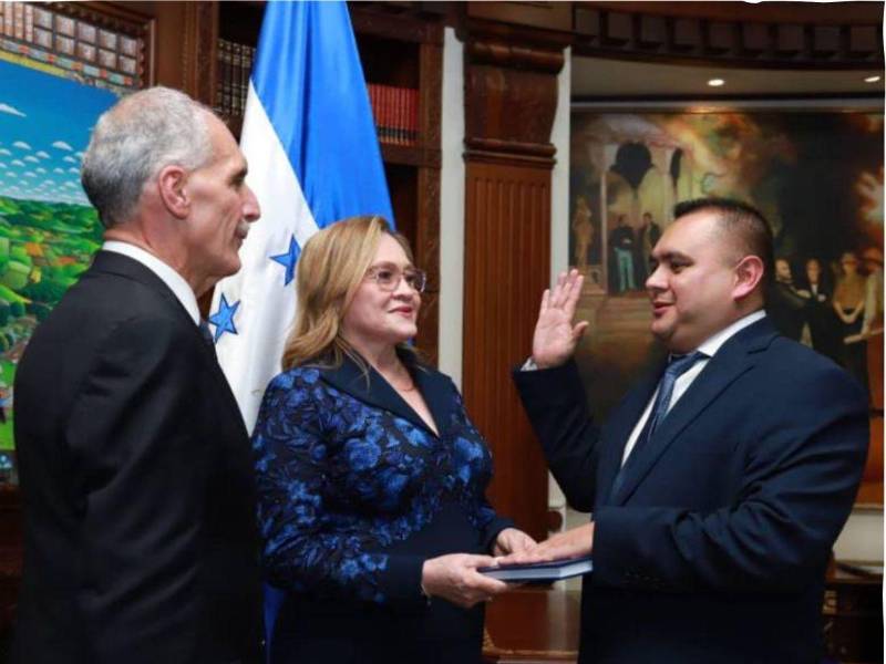 Luis Alonso Castro durante su juramentación como secretario privado y coordinador general de gobierno en Casa Presidencial.