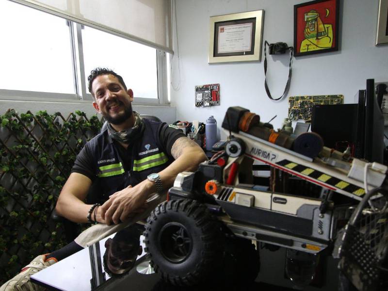 La oficina de un soñador que construye futuro con residuos. Su meta es que los hondureños sean protectores del medio ambiente.