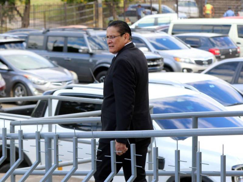 El periodista Esdras Amado López luego de comparecer en la audiencia de conciliación.