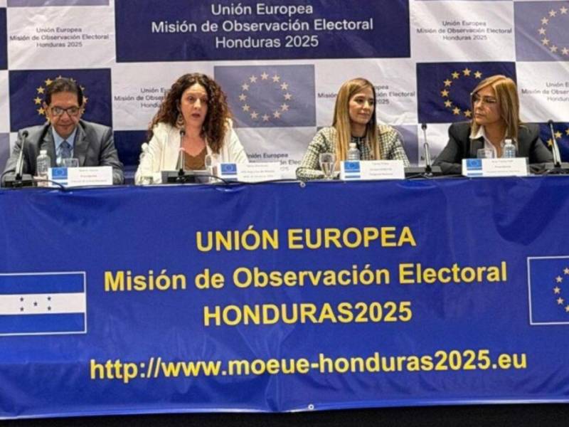 Autoridades del CNE, magistrados del TJE y representantes de la Unión Europea durante la presentación del informe final de la Misión de Observación Electoral sobre los comicios de 2025.