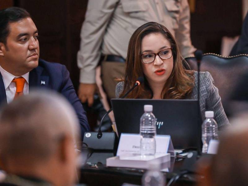 Dessiré Flores Dubón es hija de Enrique Flores Lanza y Marlina Dubón.