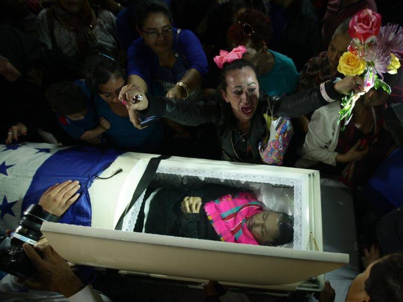 La impactante fotografía de Emilio Flores sobre el crimen de Berta Cáceres marcó su trayectoria y se convirtió en una de las imágenes más emblemáticas de su carrera en el fotoperiodismo hondureño.