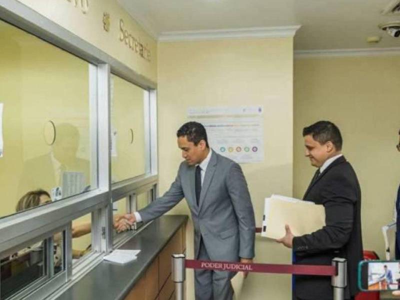 El ministro de Finanzas, Christian Duarte, mientras interponía una querella contra el periodista Dagoberto Rodríguez.