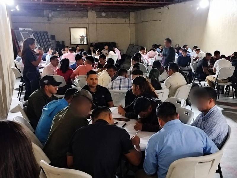 Decenas de funcionarios policiales participan en el proceso de evaluación para integrar la nueva DAET, durante la aplicación de las primeras pruebas de confianza y selección en un centro de evaluaciones de la Policía.