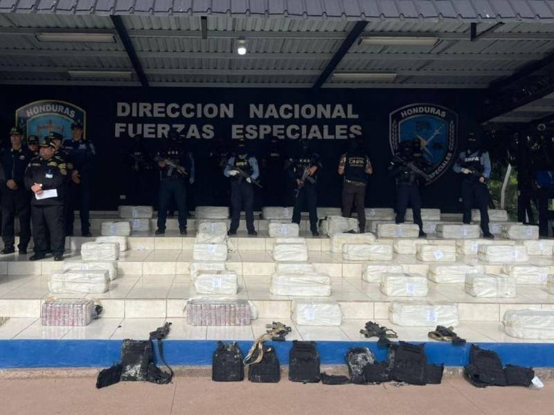 El cargamento de supuesta cocaína decomisado en El Progreso, Yoro, permanece bajo custodia de las autoridades policiales mientras continúa el procedimiento correspondiente.