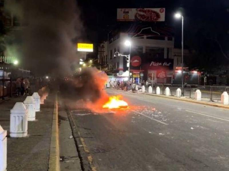 La protesta quiso derivar en un saqueos pero las autoridades intervinieron oportunamente.