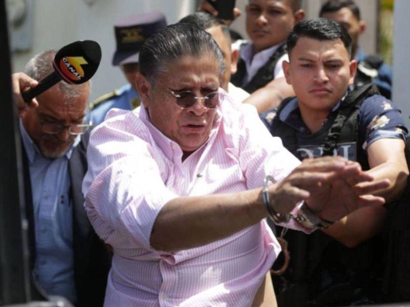 El periodista Esdras Amado López fue detenido en un operativo que fue calificado como inusual.